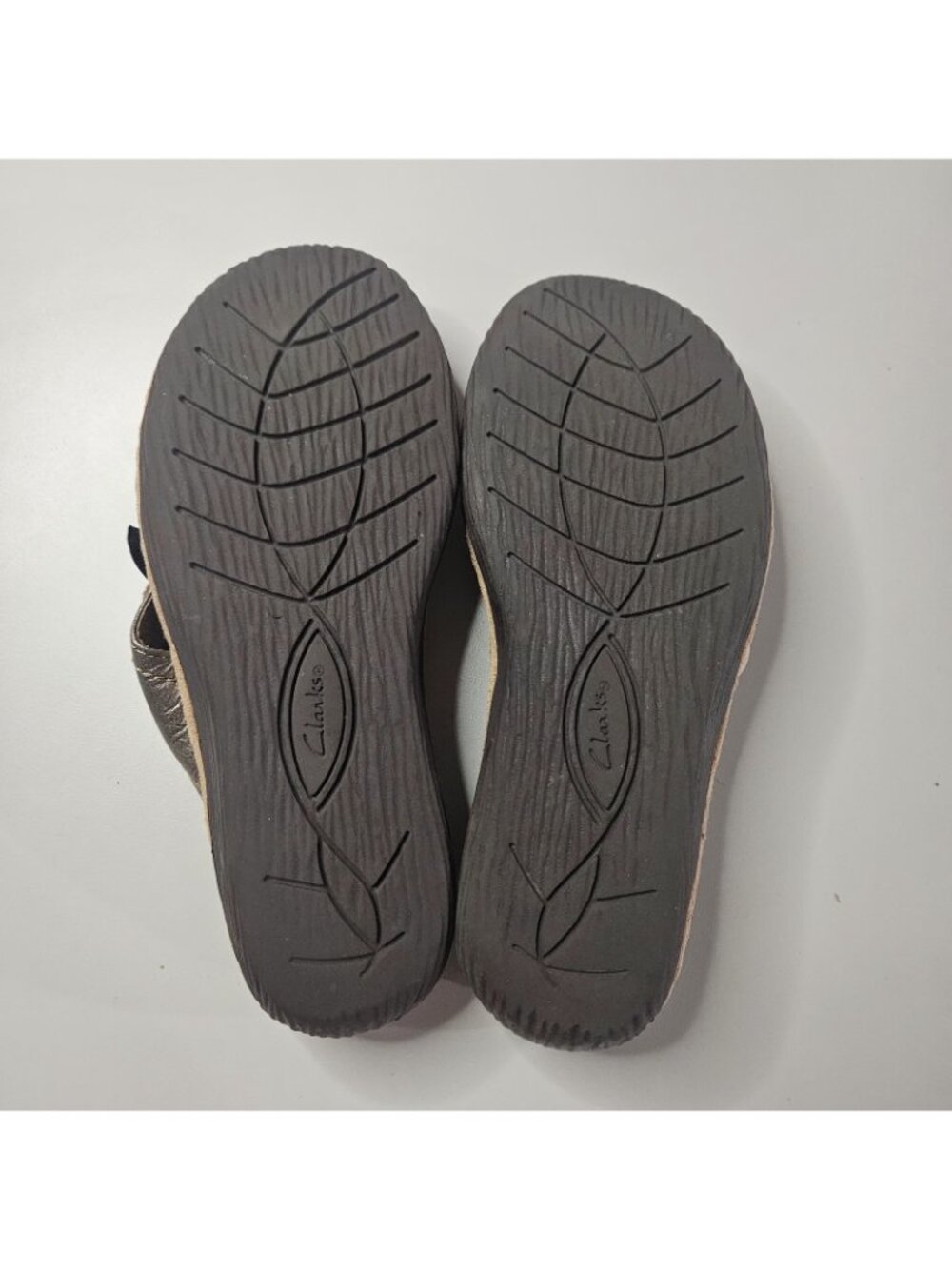 Clark’s Women’s Size 7.5 M Artisan Metallic Bronze Flower #31603 Thong Sandals - Picture 9 of 9